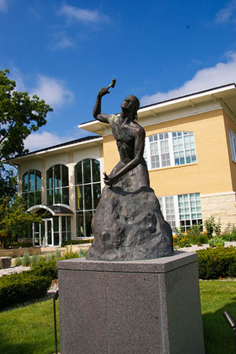 Entrepreneur sculpture on the Fayette campus